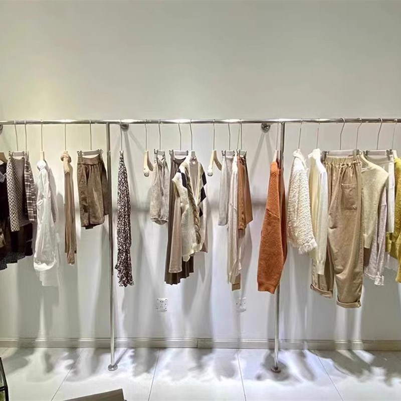 服装店上墙不锈钢展示架挂衣架子壁挂式女装店货架童装落地式挂杆