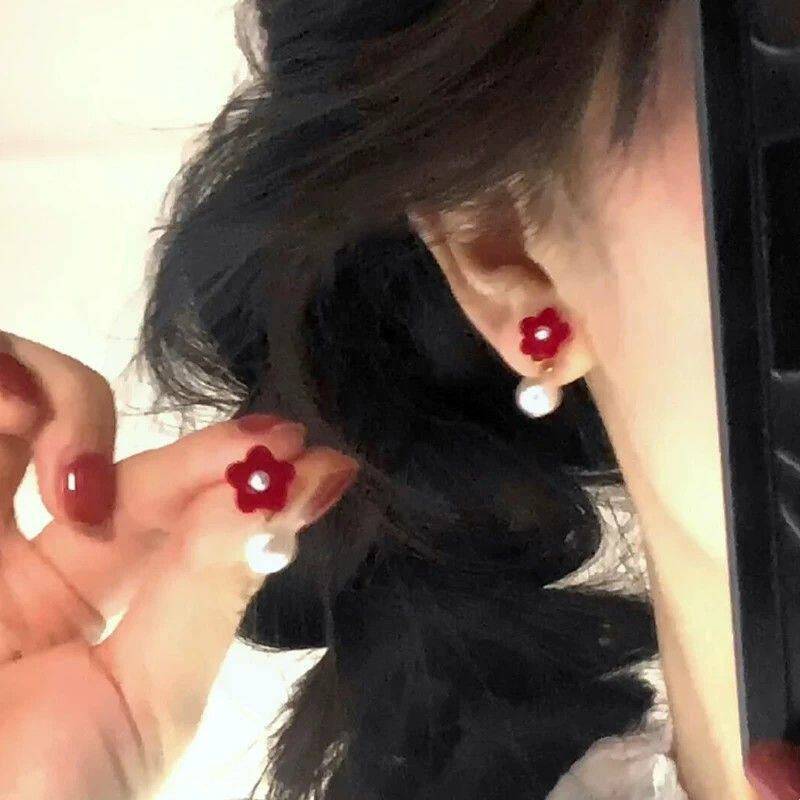 秋冬红色丝绒花朵珍珠耳钉女2025新款耳环轻奢高级感新年圣诞耳饰