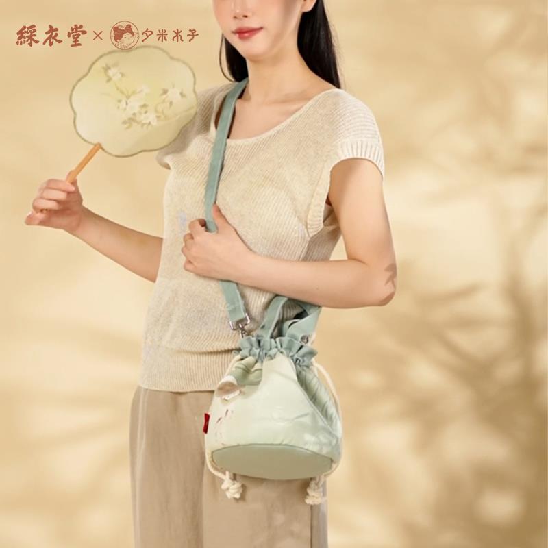 彩衣堂x夕米木子 国风可爱春夏抽绳束口袋手提手拎遛弯包水桶学生