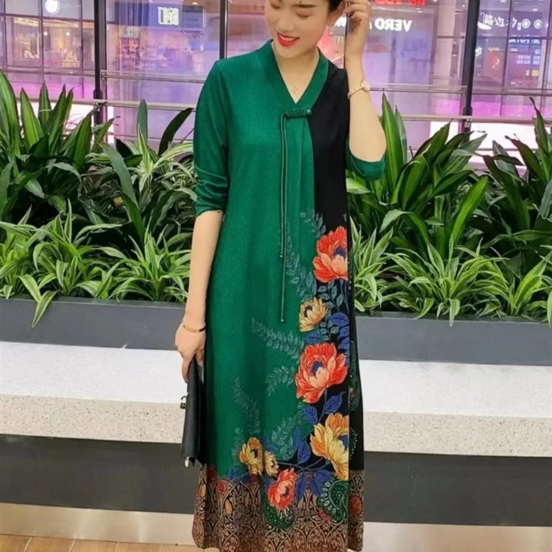 中老妈妈秋冬新款V领撞色流苏气质定位花连衣裙宽松显瘦过膝长裙