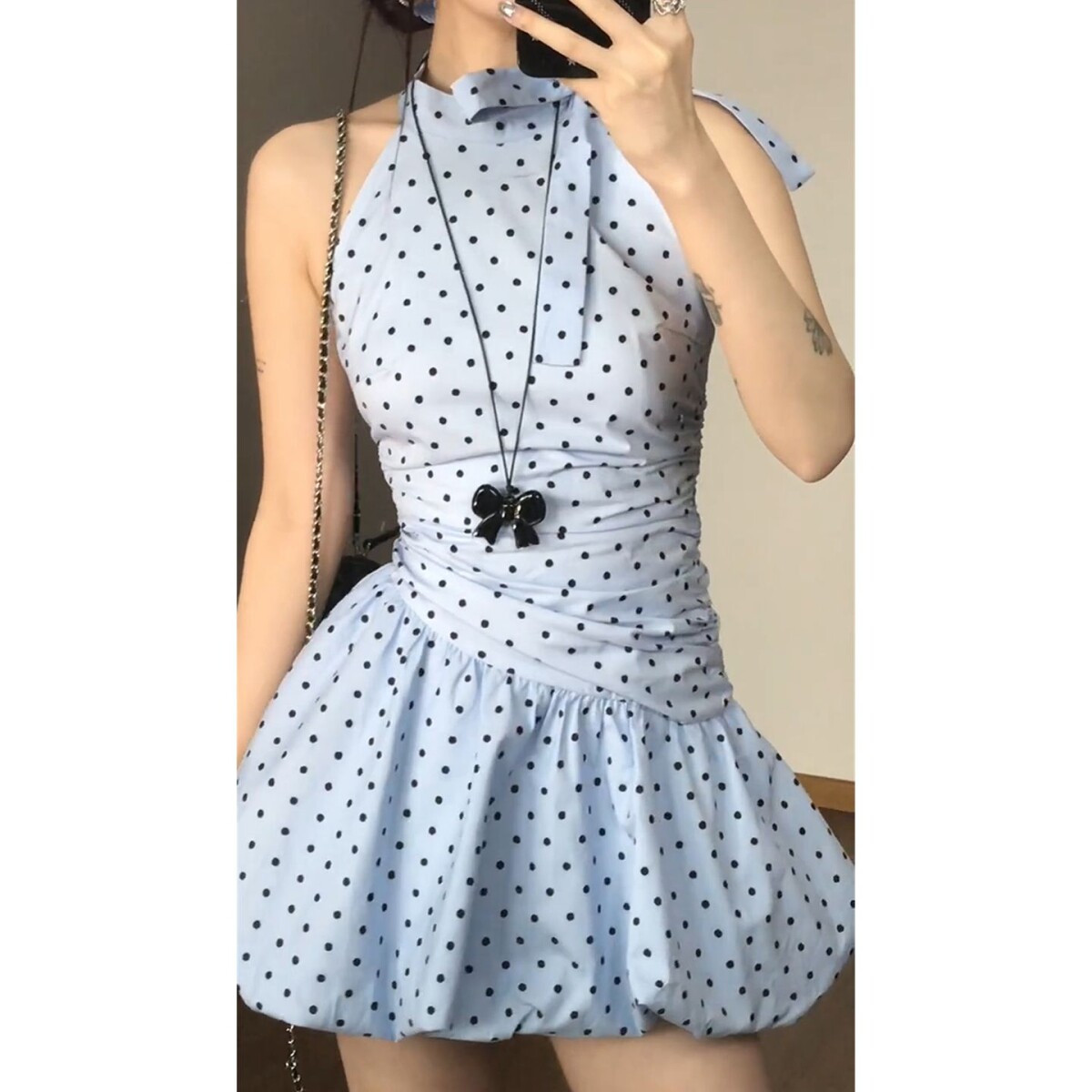 蓝色波点挂脖吊带连衣裙