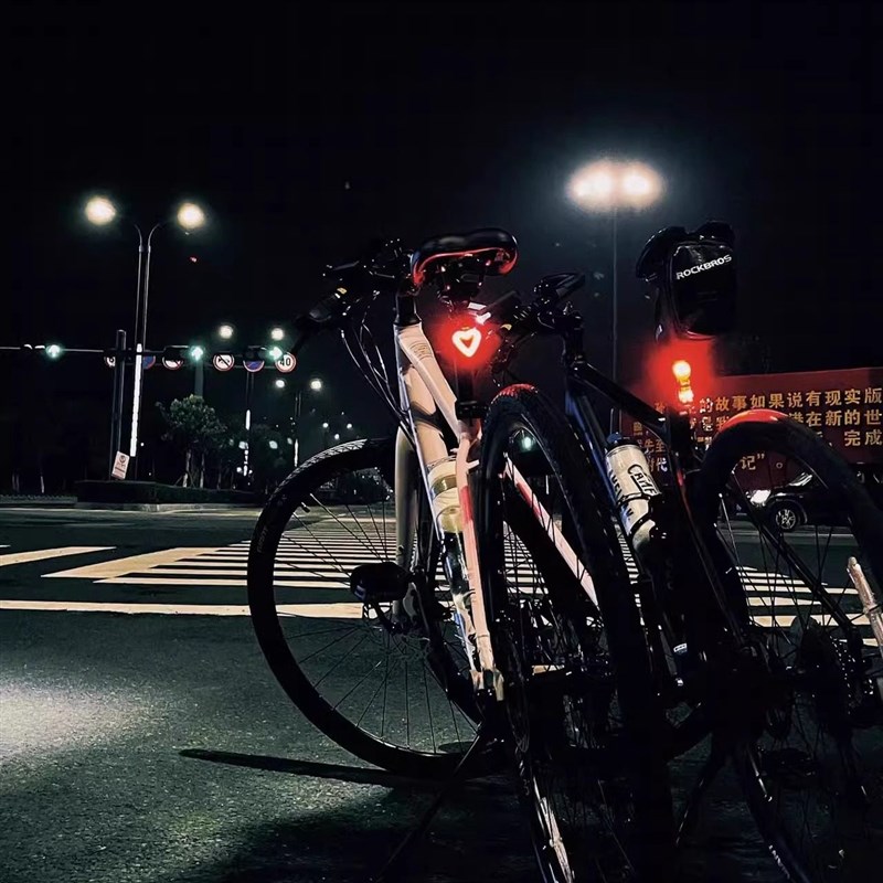 公路车爱心尾灯自行车夜骑后车小配饰充电山地车灯骑行防水警示灯