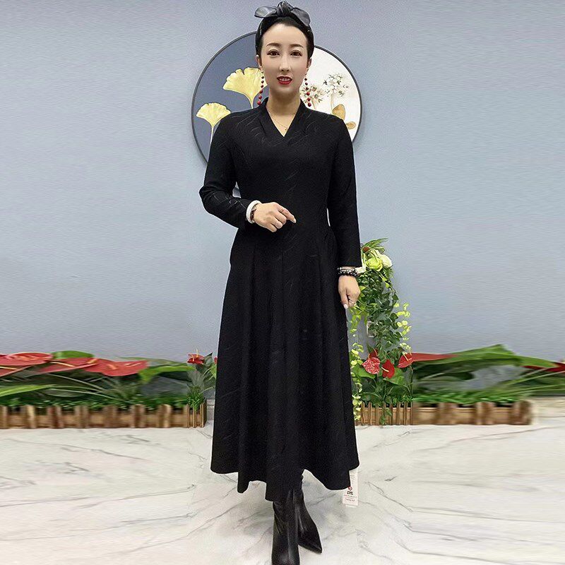 秋冬新款妈妈连衣裙大码宽松长袖条纹收腰显瘦打底V领加厚大摆裙