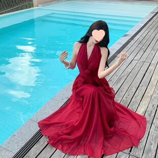 法式红色挂脖吊带连衣裙子女夏季2026新款爆款海边度假高级感长裙