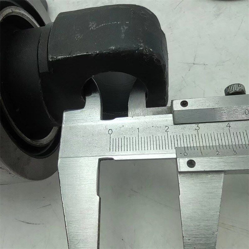适用豪沃A7 T7H汕德卡C7H斯太尔金王子V型推力杆球头胶芯拉臂胶套