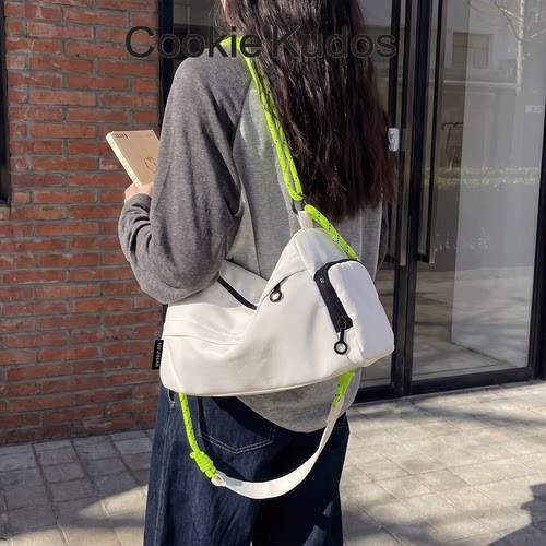 大容量尼龙斜挎枕头包