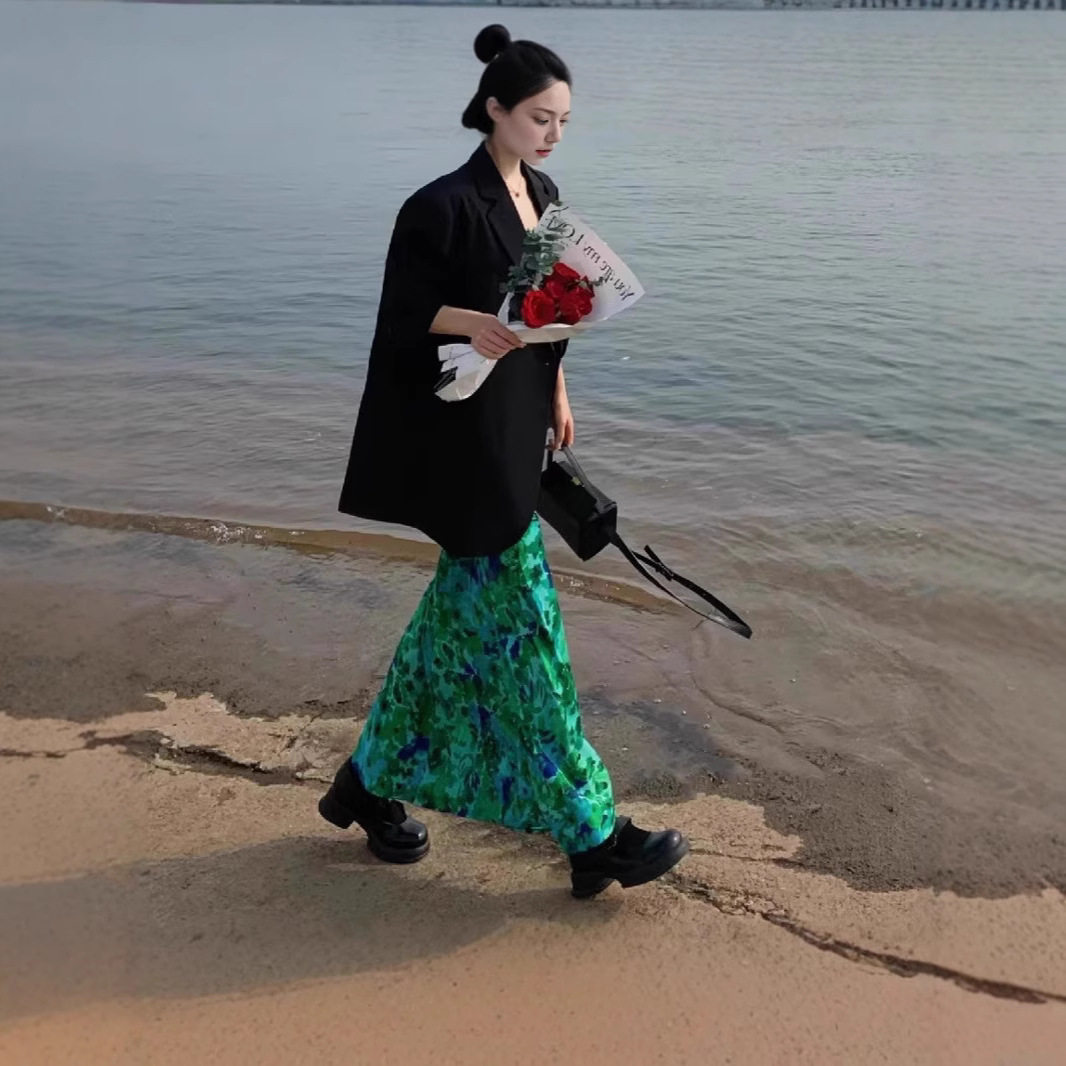2026新款海边度假法式绿色碎花吊带连衣裙女夏修身气质长款沙滩裙