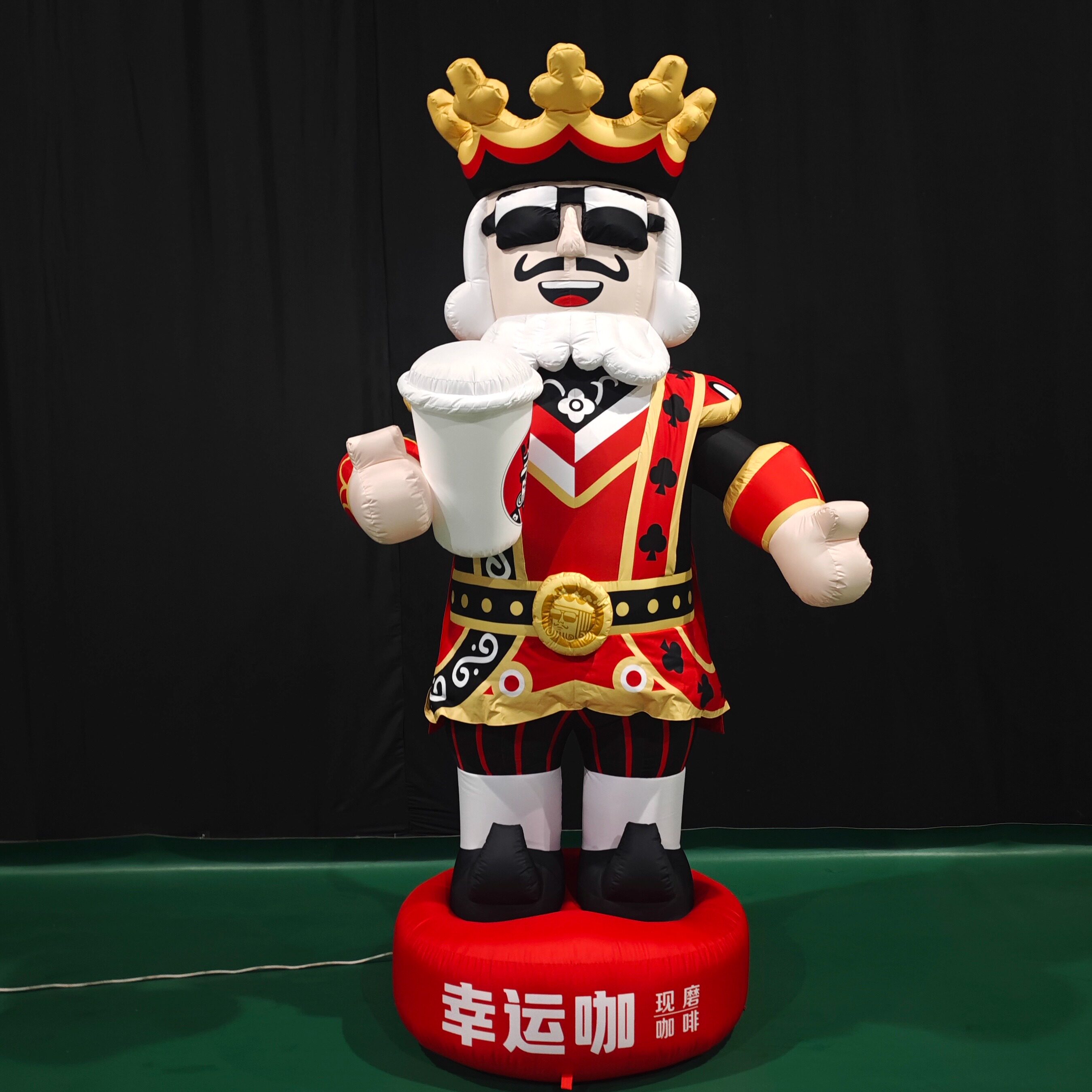 幸运咖啡老K人模充服人偶冲服卡通王服充气玩偶穿雪