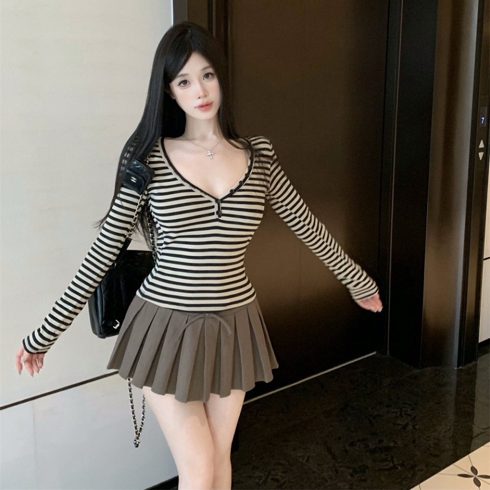 辣妹风V领条纹修身长袖T恤带胸垫