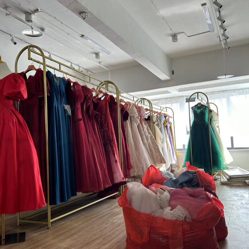 金尾婚纱展示架落地照相馆衣架厅和秀侧服装衣架展示婚纱