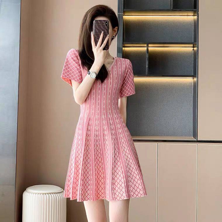 2022年夏季新款女装小个子小香风粉色连衣裙女夏法式v领针织裙子