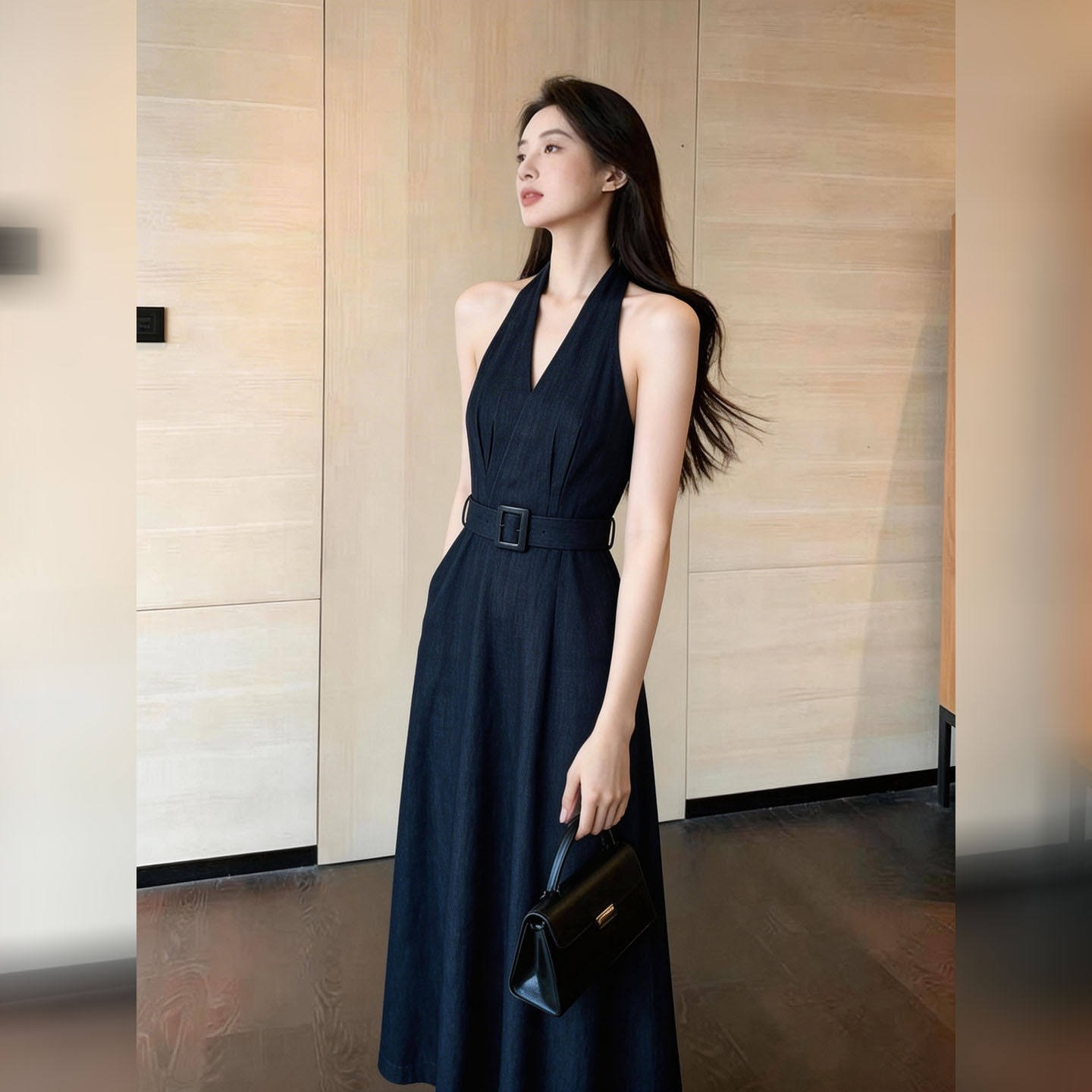 高级感深蓝色挂脖连衣裙女2026年夏季新款收腰显瘦气质轻奢掐腰裙