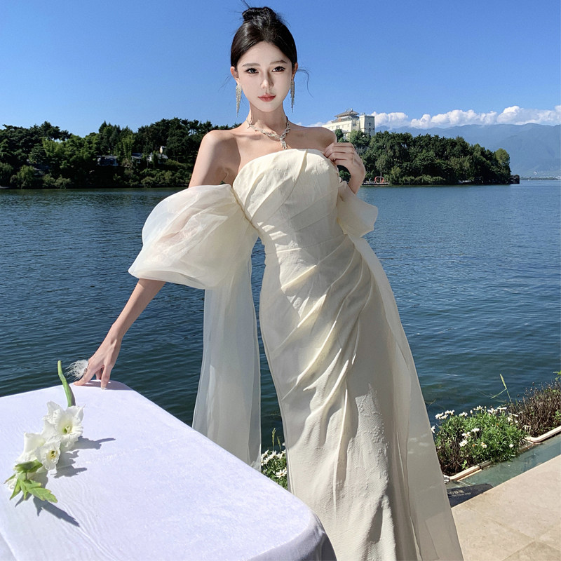 法式轻婚纱2023新款新娘气质简约缎面一字肩出门纱超仙森系迎宾纱