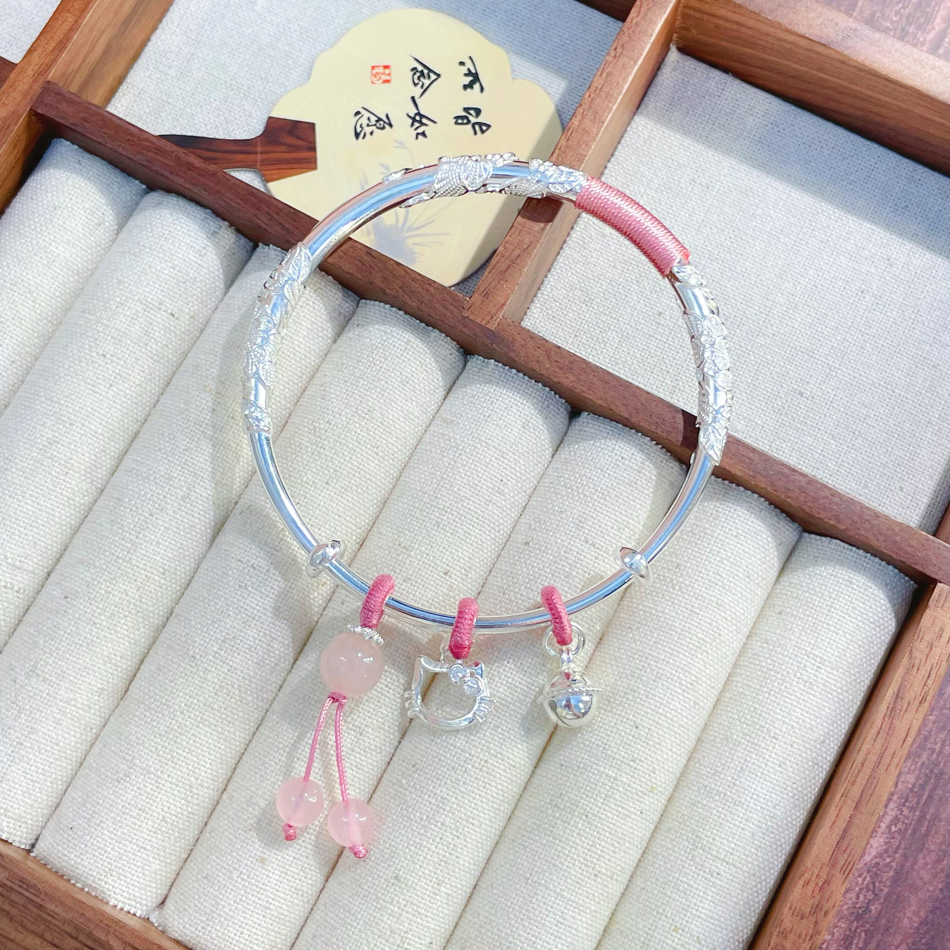足银9999繁花猫咪手镯女款小清新甜美粉绳编织kt猫铃铛推拉手环