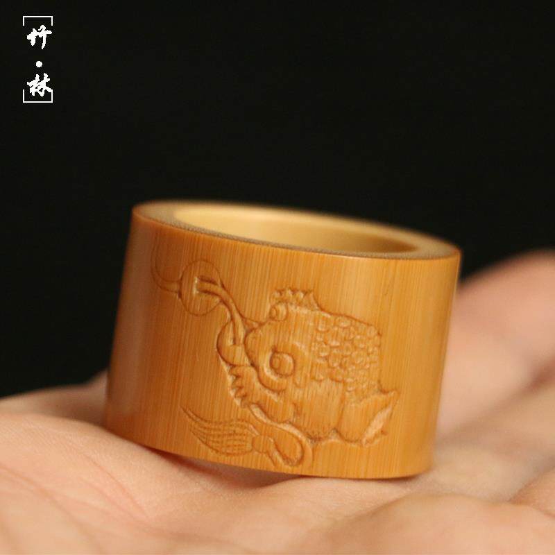 精品名家三舍纯手工浅浮雕刻金蟾老玉竹扳指招财进宝竹把件