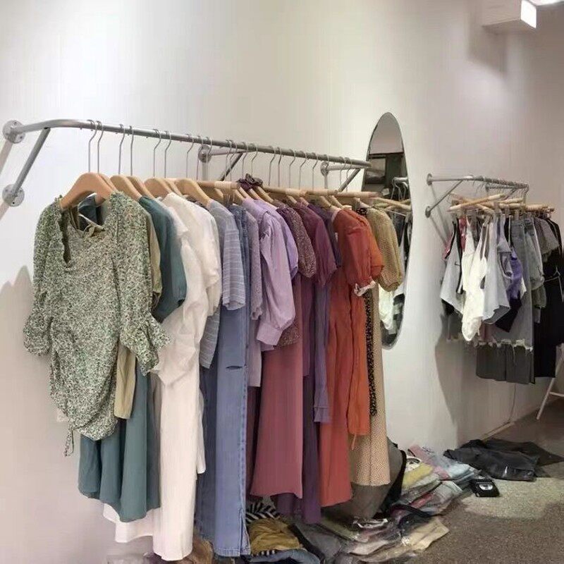 服装店上墙展示架墙上侧挂壁挂衣架男女装陈列架银色横杆货架正挂