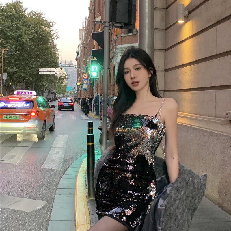 亮片链条吊带连衣裙女秋冬季高级感气质礼服裙子性感绝美包臀短裙