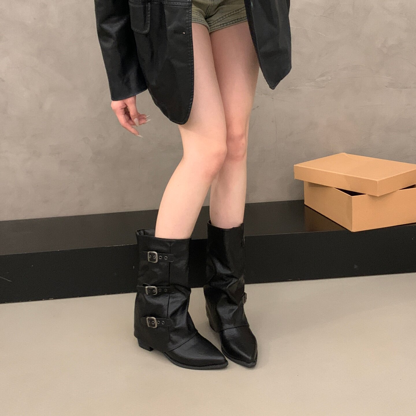 Anaokbos/岸畔尖头中筒靴女春夏新款皮带扣粗跟骑士褶皱堆堆靴