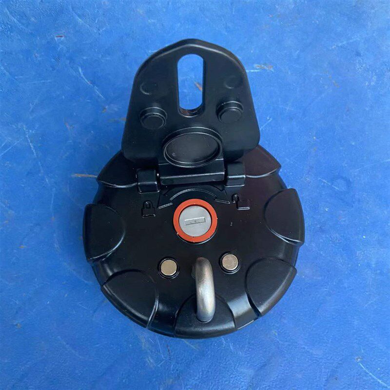新源胶轮式挖掘机B65 75-8-9 挖机柴油箱盖 黑色金属防盗带锁头