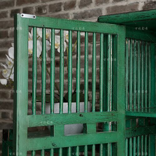 古朴彩漆实木书柜结合中式松木展示酒架与多功能收纳餐边柜设计