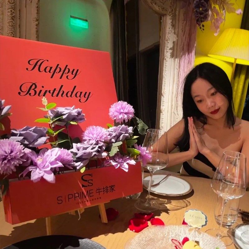网红高档西餐厅牛排家生日布置桌面立牌花厨迎宾牌定制装饰定制