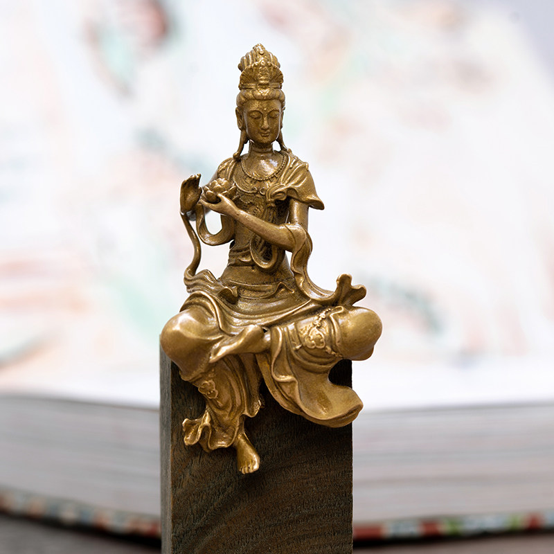 自在观音佛像摆件黄铜坐像神像好看迷你小随身佛供奉书房茶桌装饰