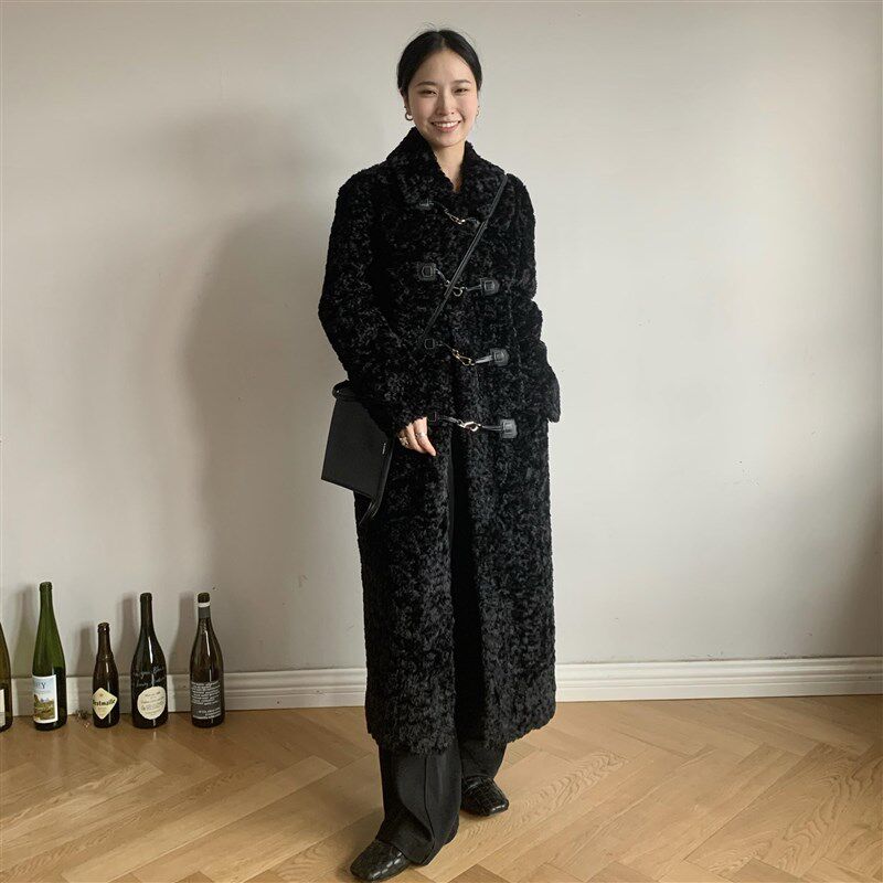 黑色羊羔毛外套女2024冬新款宽松气质搭扣过膝长款仿皮草毛绒大衣