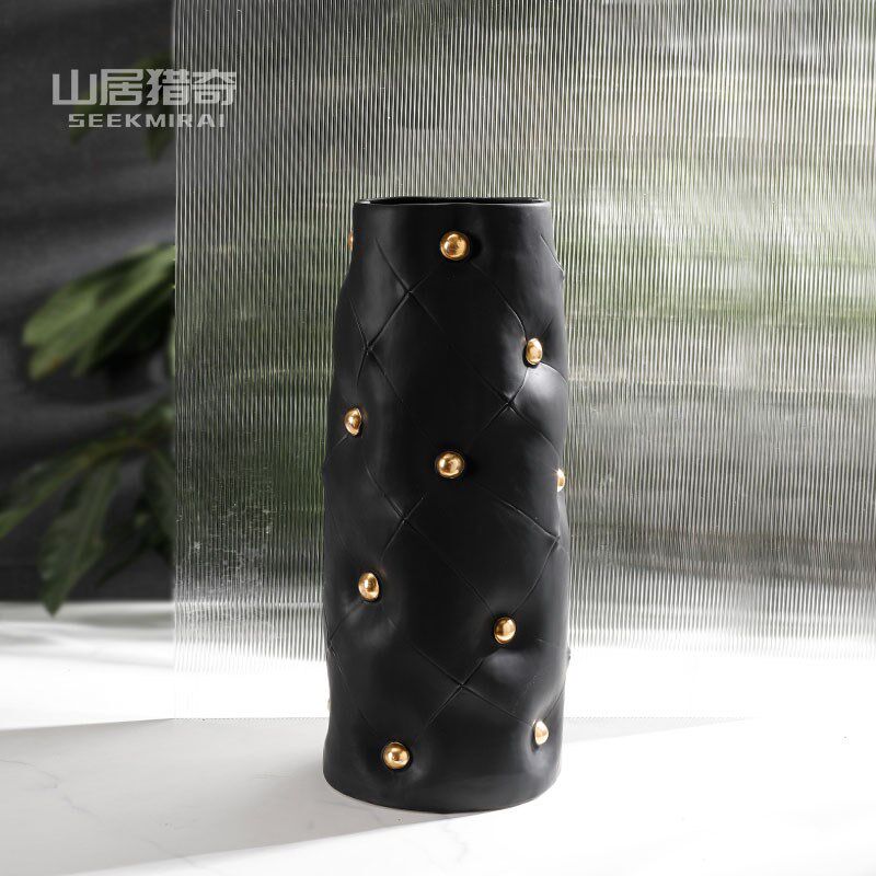 北欧轻奢陶瓷花瓶创意水晶牛摆设客厅办公室桌面金属座钟台钟摆件