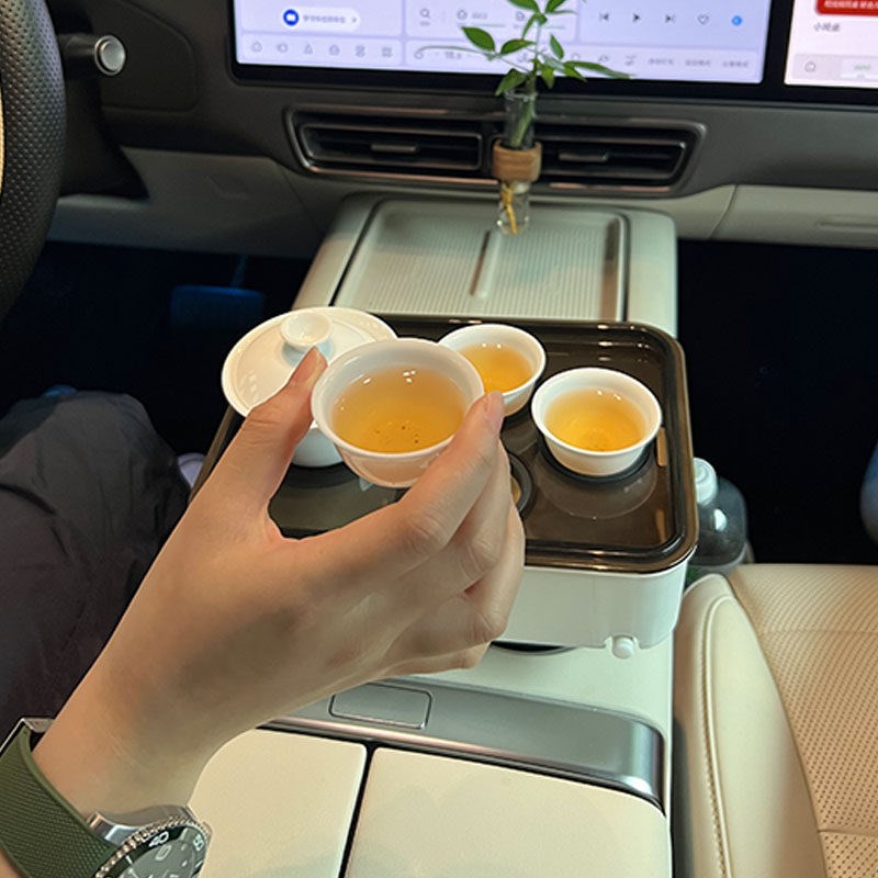 适用理想问界蔚来小鹏车内悠享悬浮小桌板餐盘车载小圆桌车用茶盘