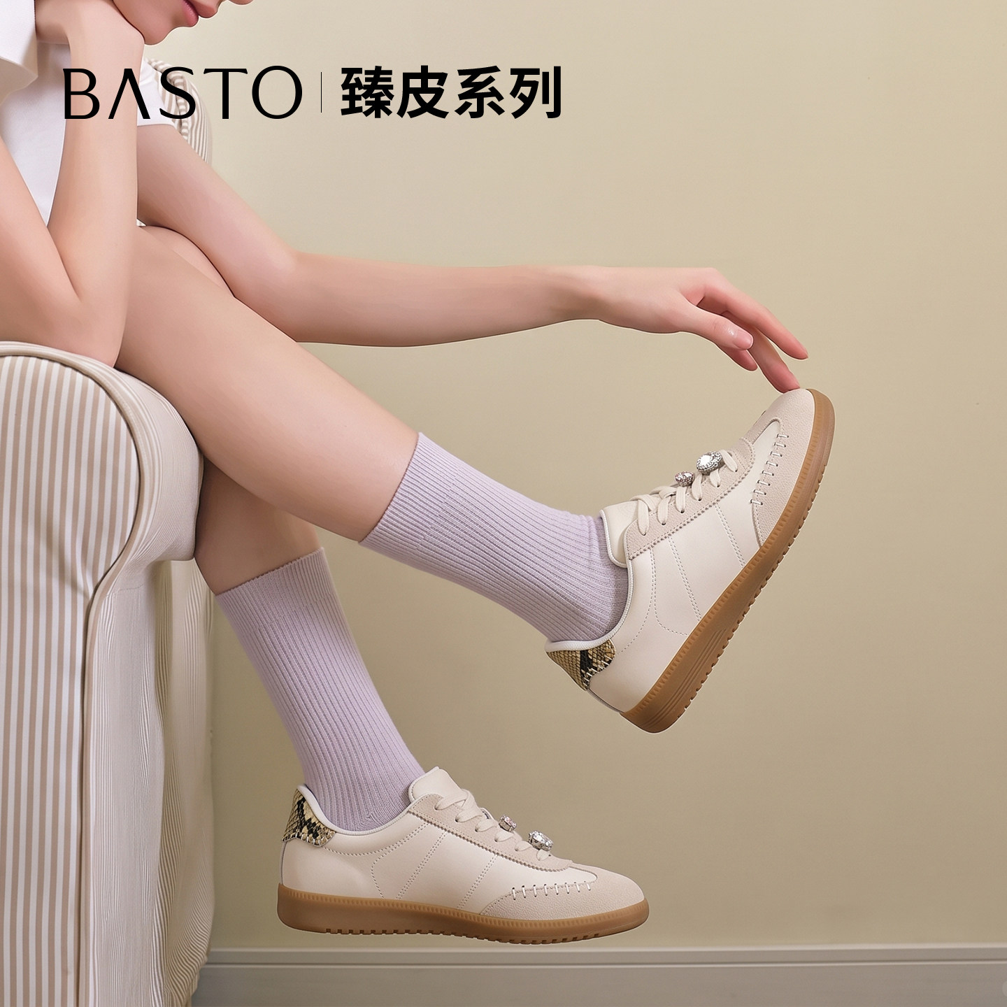 百思图女款闪穿复古软底德训鞋