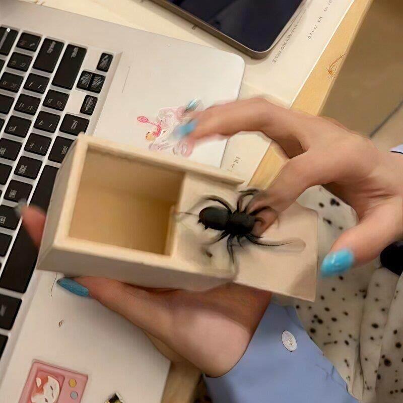 整人道具小红书同款吓一跳整人恶搞小虫盒子蜘蛛盒吓人恐怖小木盒