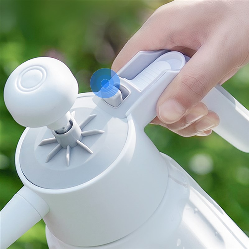 蓝小鱼气压式浇花喷水壶1.5升大容量家用消毒浇花浇水汽车工具