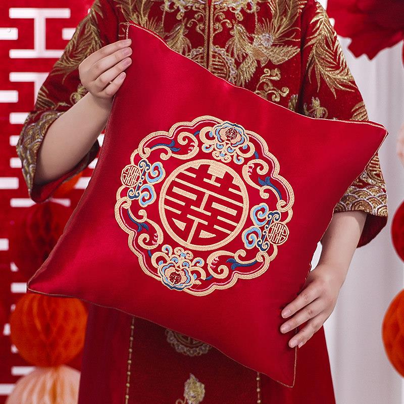 结婚抱枕一对婚礼装饰刺绣喜字靠枕婚房布置卧室客厅沙发红色靠垫
