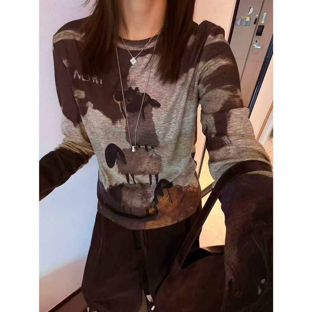 欧货上衣打底衫女2026秋季新款趣味小羊晕染显瘦圆领百搭长袖T恤