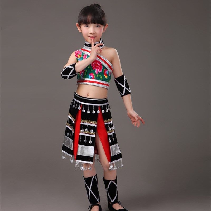 儿童成人走在山水间女瑶族舞表演壮族装少数民族佤族舞蹈演出服装