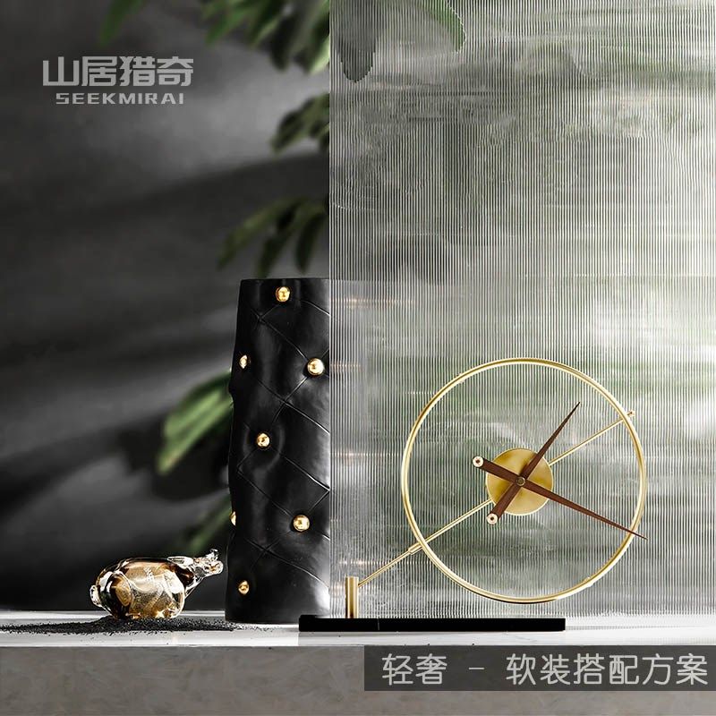 北欧轻奢陶瓷花瓶创意水晶牛摆设客厅办公室桌面金属座钟台钟摆件