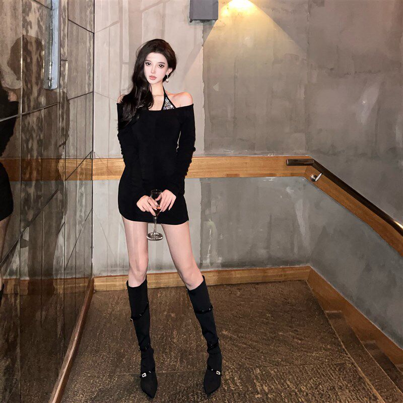 With 99jiu甜媚娇娃/一字肩镶钻修身裙子女秋挂脖针织包臀连衣裙