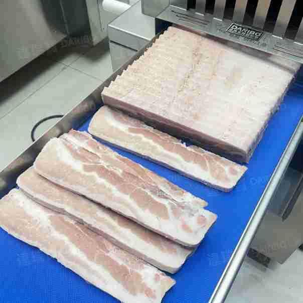 *冷冻排骨鸡边腿切块机商用牛腩五花肉切丁设备砍排骨机剁鸡块