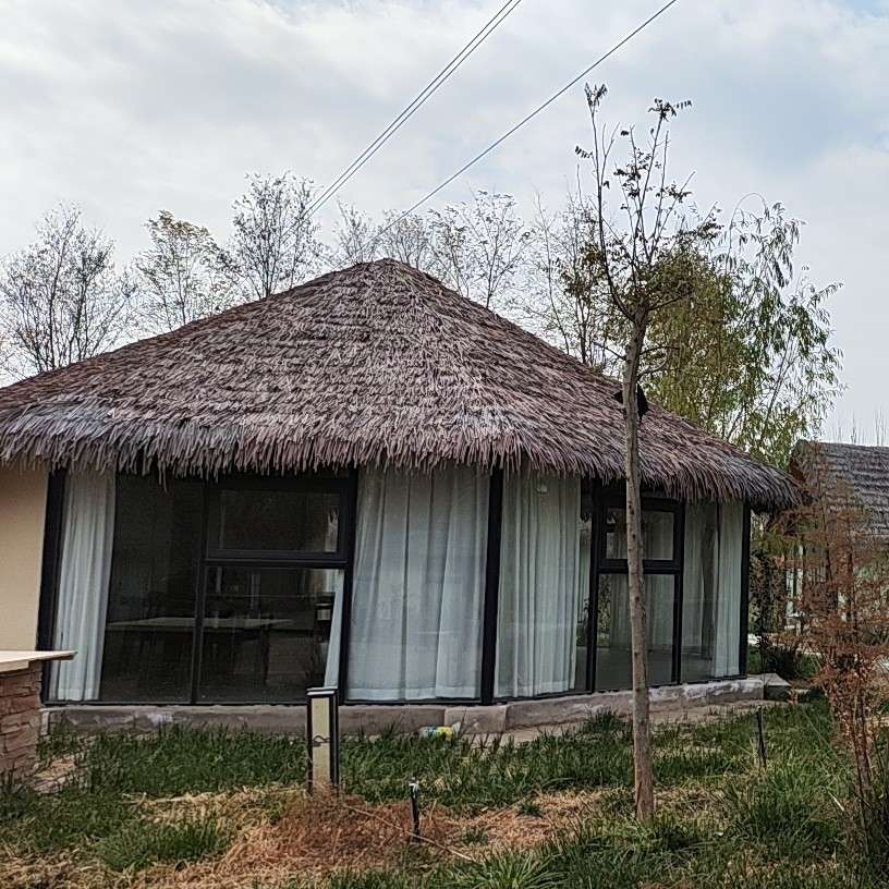 木屋茅草屋民宿户外仿真装饰人造草景区网红复古钢结构农家乐厂家