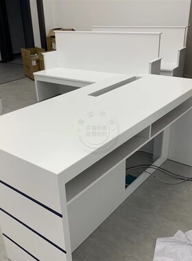 白色烤漆少年法庭桌椅智慧家事法庭桌无纸化法官桌自动法院办公桌