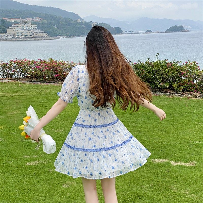 茶歇仙气蓝色碎花连衣裙女夏修身显瘦气质木耳边气质V领花色裙子