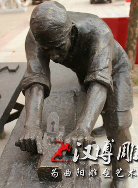 玻璃钢仿铜人物雕塑景观广场铸铜木匠工人雕塑铜雕木工人物定制做