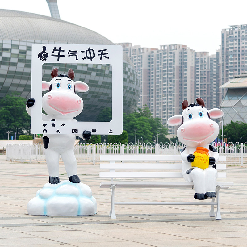 户外卡通玻璃钢奶牛雕塑摆件幼儿园商场公园景区动物发光落地装饰