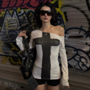 ICVIBE 摩登辣妹·涂鸦十字架+立体铆钉 白色露肩收腰上衣