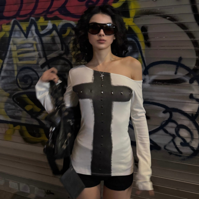 ICVIBE 摩登辣妹·涂鸦十字架+立体铆钉 白色露肩收腰上衣