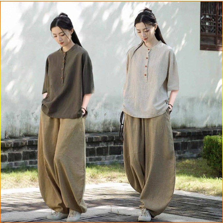 中国风太极服女晨练中式
