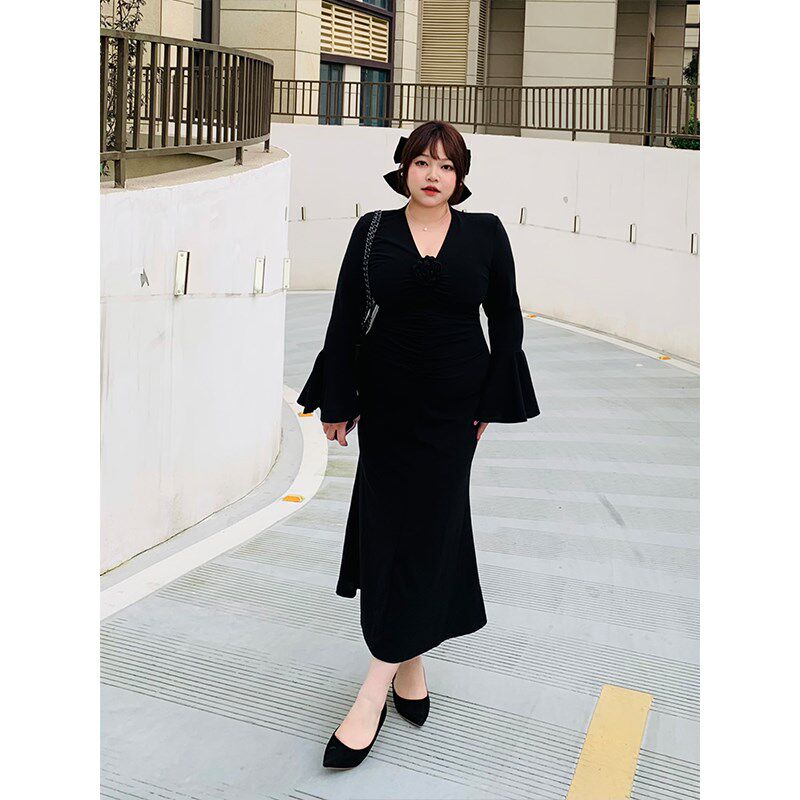 dese嘚瑟软糖大码V领连衣裙胖mm喇叭袖性感小黑裙鱼尾礼服裙子