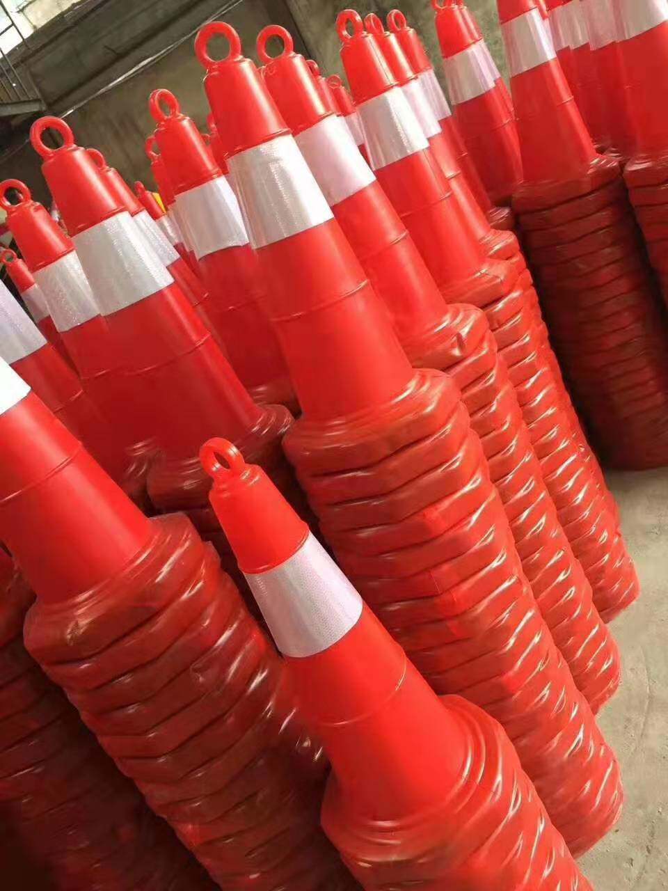 装沙塑料路锥反光锥提环雪糕桶安全路障警示柱圆锥筒交通设施