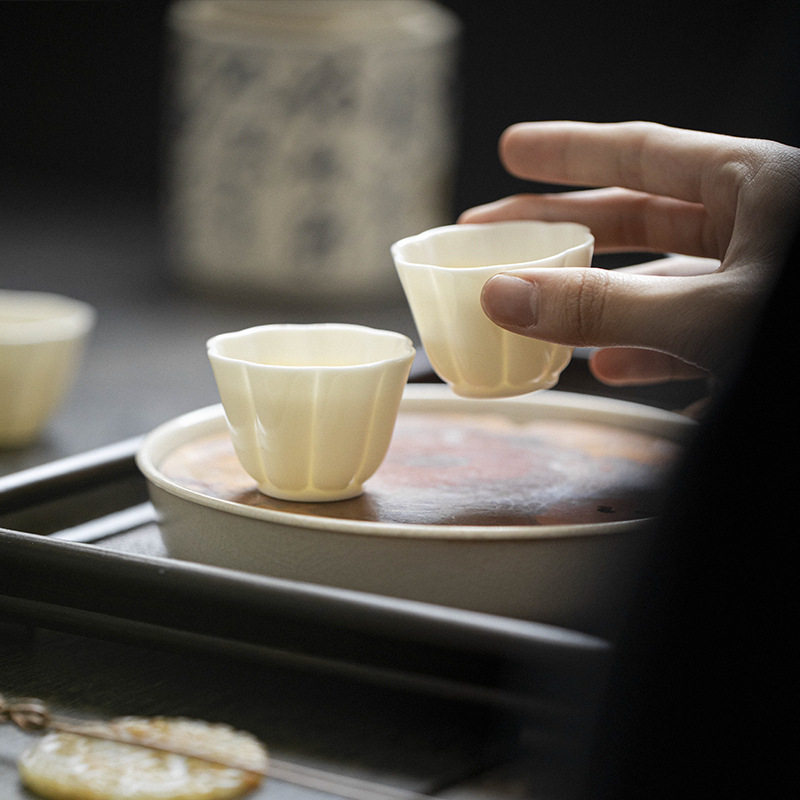清欢丨手工白瓷薄胎花口品茗杯 陶瓷玉瓷功夫茶具 日式喝茶小杯