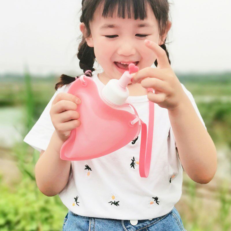 儿童水壶便携硅j胶水杯带背带学生斜挎折叠杯子女软可爱夏季随手